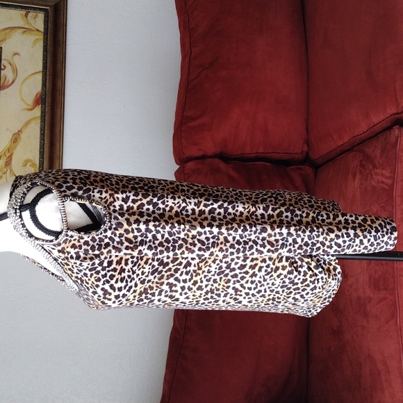 C. OLIVER SILVER BEADED EMBELLISHED COLD SHOULDER CUT OUT TOP. - Picture 4 of 7